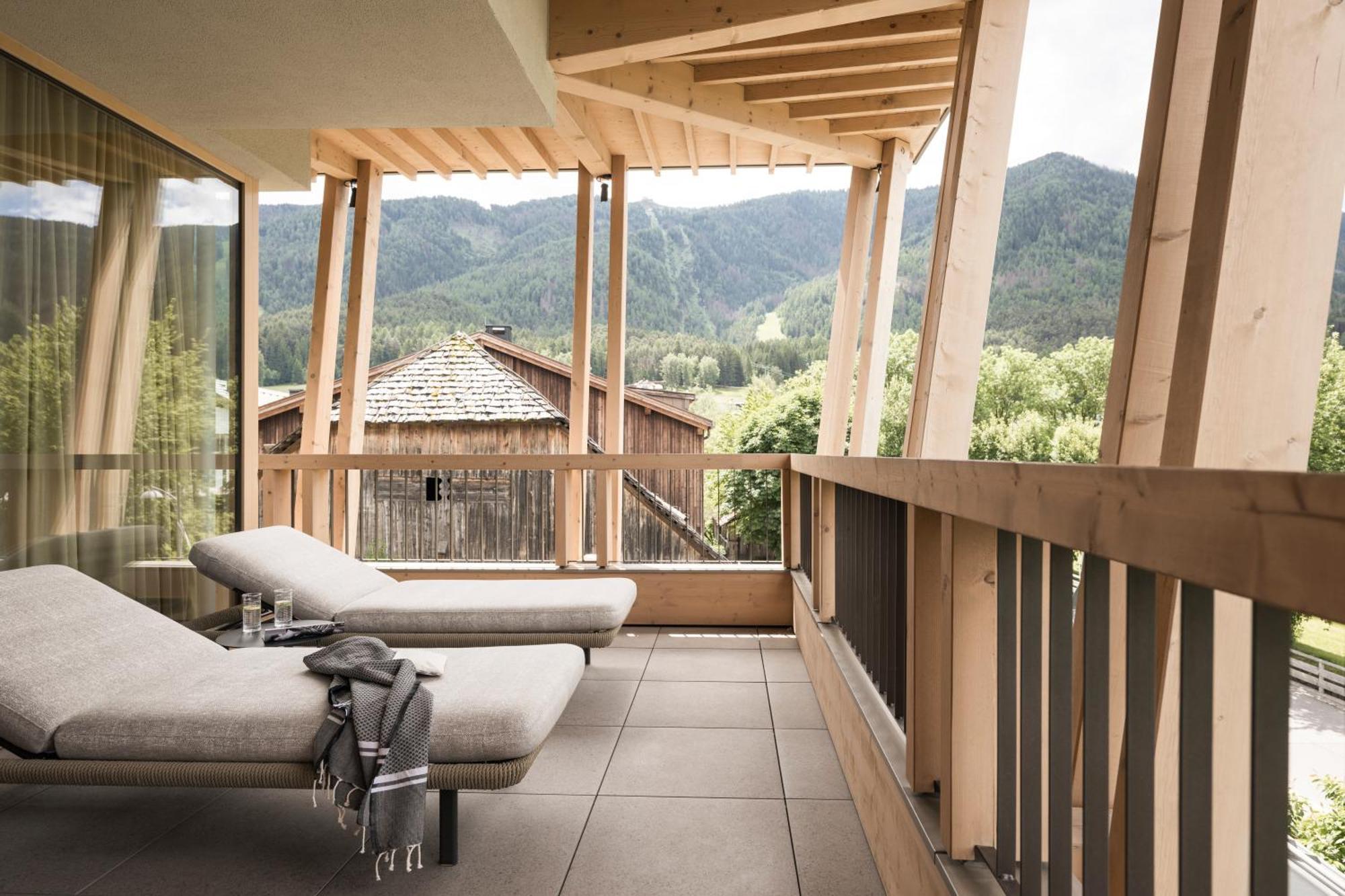 Falkensteiner Hotel Kronplatz - The Leading Hotels Of The World (Adults Only) Riscone Esterno foto The balcony of a suite