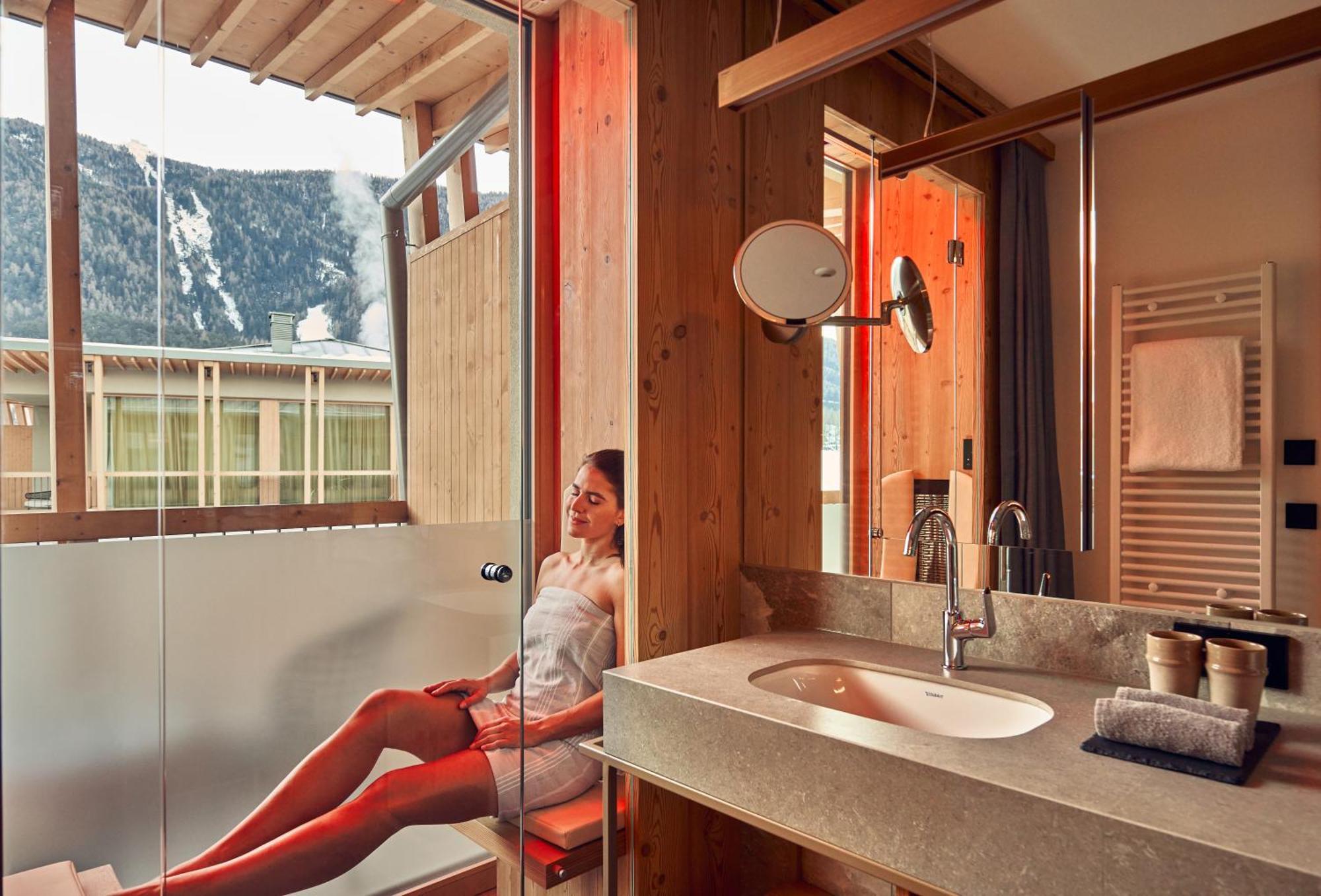 Falkensteiner Hotel Kronplatz - The Leading Hotels Of The World (Adults Only) Riscone Camera foto A woman in a shower